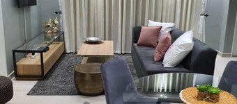 ที่พักระดับโลก 3 ห้องนอนที่ฮิลล์ไซด์พร้อมสระว่ายน้ำ - 2039