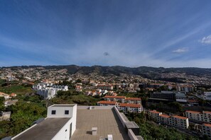A cityscape with a view of buildings and hills. - City View Apartment by Homie (Funchal)