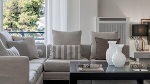 Una sala moderna con un sofá, cojines a rayas, un florero y una mesa de centro.
