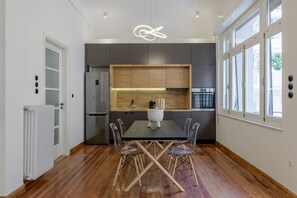 House | 3 bedrooms - 3bdr Modern Design Bright Interiors in Plaka (Athens)