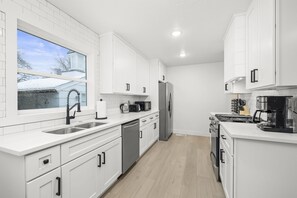 Een koelkast, een magnetron, een oven, een kookplaat