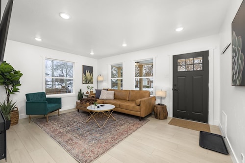 Updated Home in Sugarhouse with Loft and Hot Tub. Short Drive to Ski Resorts!