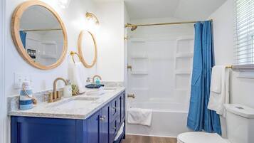 Amenidades de baño gratuitas, secadora de cabello, toallas