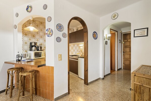 Kühlschrank, Mikrowelle, Wasserkocher mit Kaffee-/Teezubehör