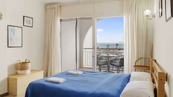 Tabla de planchar con plancha, wifi gratis, ropa de cama