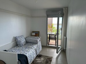 3 chambres, fer et planche à repasser, Wi-Fi, draps fournis