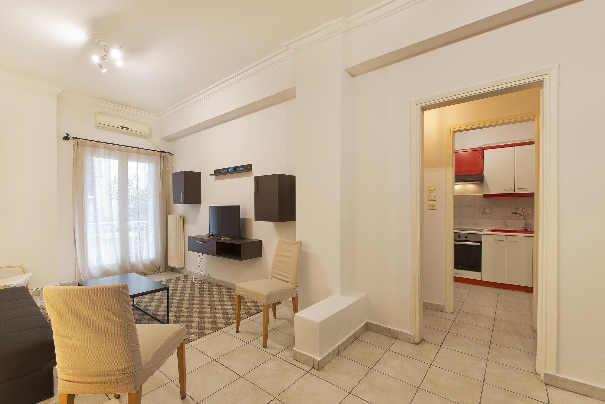 Un appartement moderne comprenant un salon, un coin repas et une cuisine.