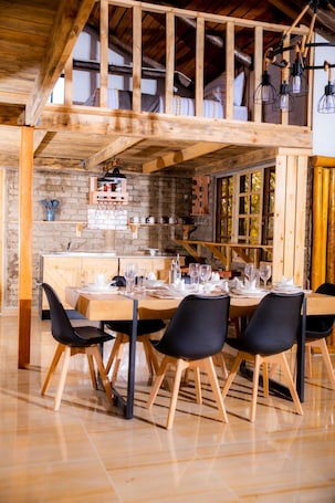 House. Rustic Luxury Farm Cabin Located in Hwedza - 2031