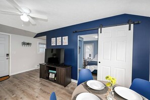 1 bedroom, iron/ironing board, free WiFi, bed sheets - Recharge & Reconnect: Your cozy Vermilion nest (Vermilion)