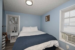 1 bedroom, iron/ironing board, free WiFi, bed sheets - Recharge & Reconnect | Vermilion cottage, beach 5 min, Cedar Point 30 min (Vermilion)
