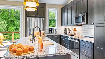 Een koelkast, een magnetron, een oven, een kookplaat