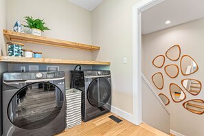 Interior - POWER/WATER/WiFi Available - Post Storm Ready! Sauna,Hot tub,Games,Firepit,BBQ (Leicester)