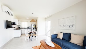 Un appartement moderne comprenant un salon, un coin repas et une cuisine.