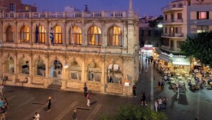 Um edifício histórico com janelas em arco e um pátio central.