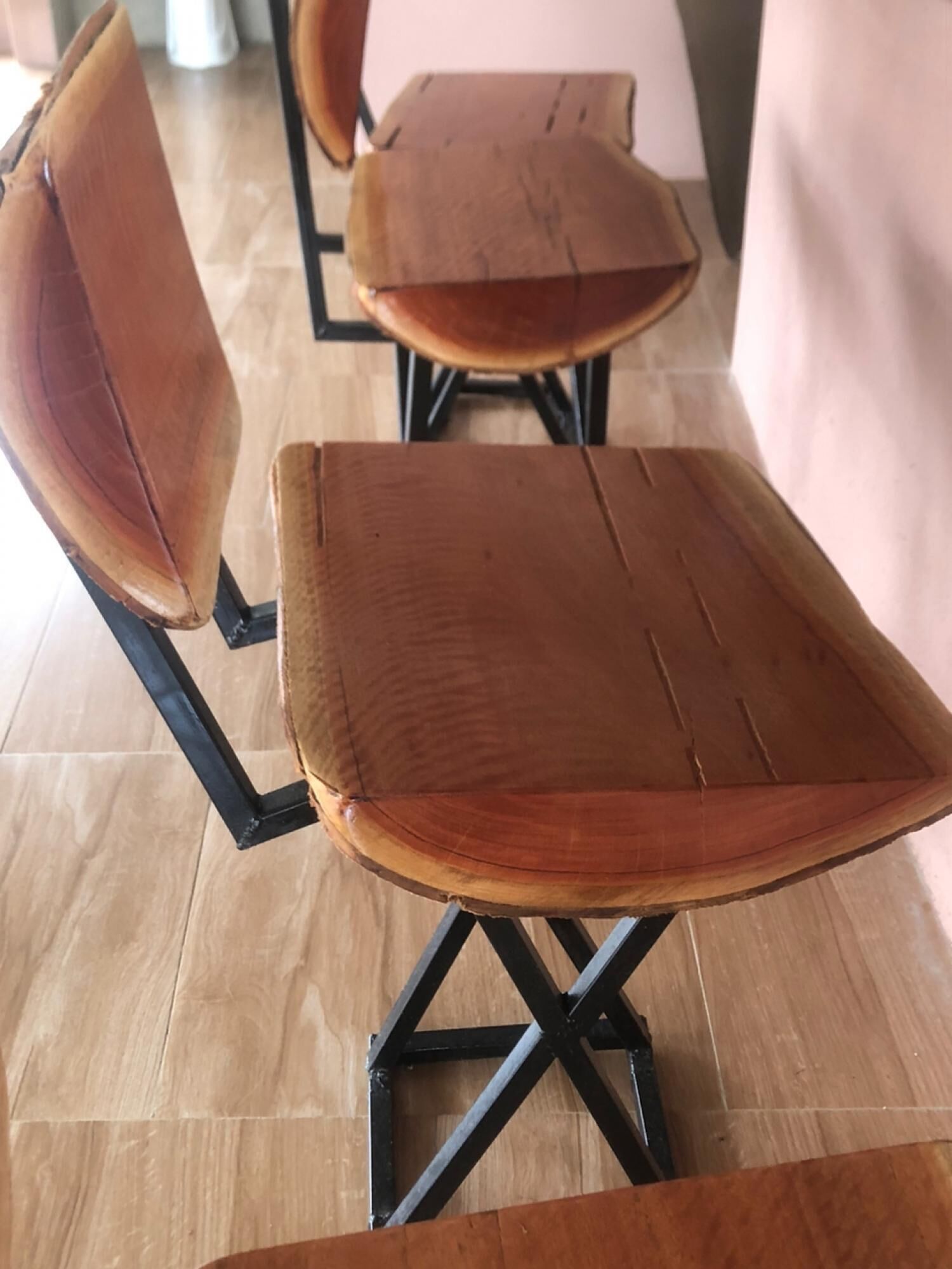 Un comedor con sillas de madera y una mesa.