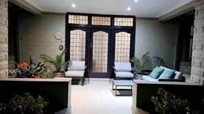 2 bedrooms - Contemporary 2 bed in Suburbs - 2081 (Bulawayo)
