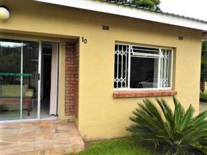 House - 2 Bed Apartment With En-suite Kitchenette - 2065 (Harare)