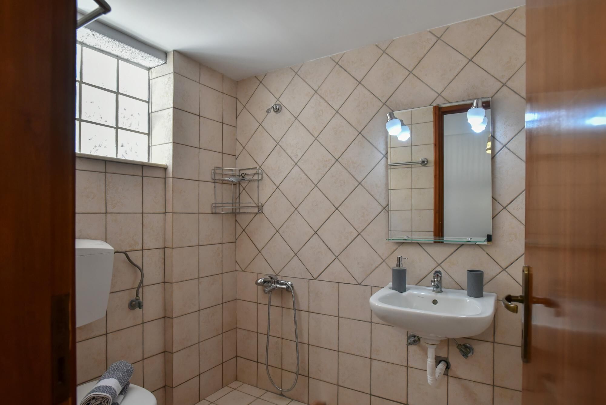 Une salle de bain avec une douche, un lavabo et des toilettes.