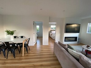 Smart TV, fireplace - Waikanae Beach Abode: Memories, Family & Relaxation (Waikanae Beach)