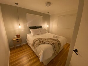 3 quartos, escrivaninha, ferros/tábuas de passar roupa