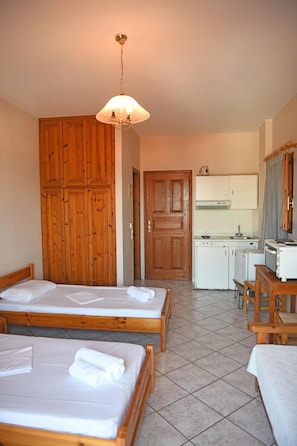 Apartment, Smoking - Nikos Studio 2 in Gialiskari (Ikaria)