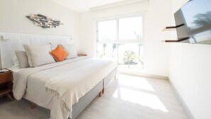 Una camera da letto con un letto, un comodino e una ventola a soffitto.