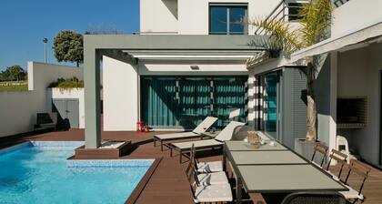 Aqua Villa by Acasadascasas