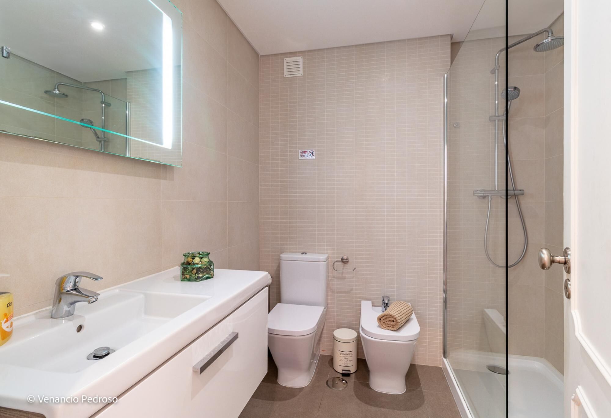 Ein Badezimmer mit zwei Waschbecken, einer Toilette, einem Bidet und einer Duschkabine.