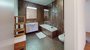 Bathtub, towels
