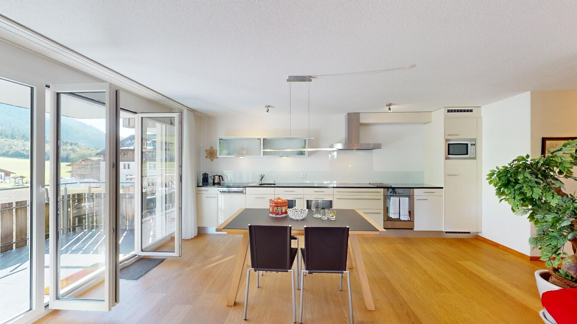 Réfrigérateur, four, lave-vaisselle, cafetière/bouilloire