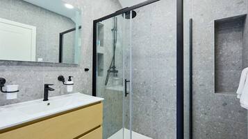 淋浴设施、吹风机、毛巾