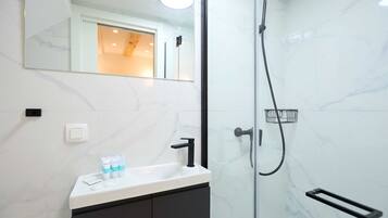 Douche, séchoir à cheveux, serviettes fournies