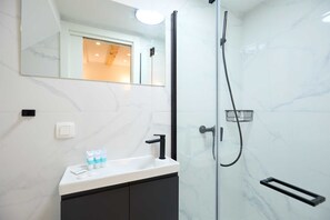 Een douche, een haardroger, handdoeken