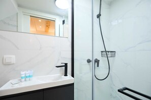 Dusche, Haartrockner, Handtücher