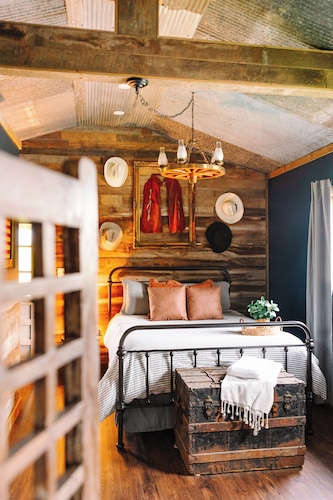 The Silos at Promise Manor "Duke". Farm stay mins from historic Lynchburg, TN. 