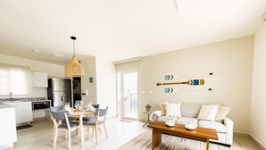 Eine moderne Wohnung mit Essbereich, Küche und Wohnzimmer.