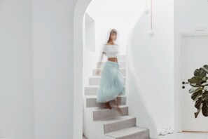 Un escalier avec une personne qui descend.