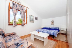 Apartment | 4 bedrooms - Beachfront Apartment Stipe (Starigrad)