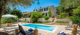Maritina Villa - 2 BR House Surrounded by Olive Groves