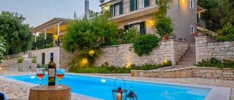 3 عدّة غرف نوم وتجهيزات عازلة للصوت