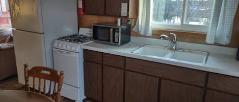 冷蔵庫、電子レンジ、オーブン、コンロ