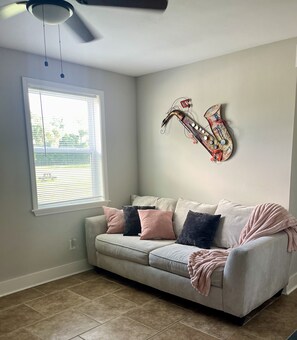 Living area - Spacious Newly Renovated Townhome (Kenner)