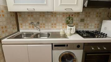 Frigorifero, forno, piano cottura, macchina per tè/caffè