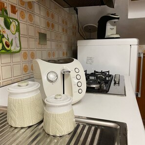 Køleskab, ovn, kogeplade, kaffe-/temaskine