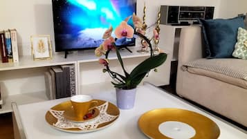 Smart-TV, Bücher, Stereoanlage