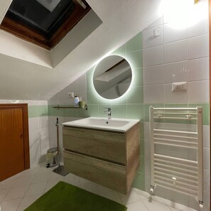 Hair dryer, bidet, soap, toilet paper - Milordo Gubbio Apartment 5 minutes from the historic center with panoramic views (Gubbio)