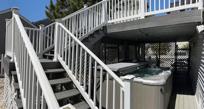 Sunrise or Sunset, 2 blocks from the beach and 1 block from the Bay!