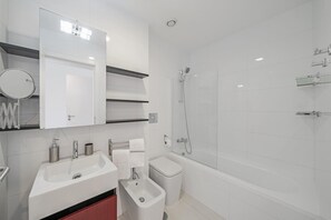 Ein modernes Badezimmer mit Waschbecken, Bidet und barrierefreier Dusche.