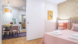 Ein modernes Hotelzimmer mit Bett, Essbereich und Küche.
