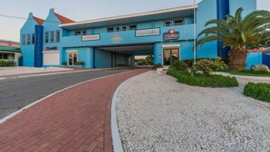 A blue building with a sign reading "La Estrella Plaza." - Turibana Plaza Suite 10 (Noord)
